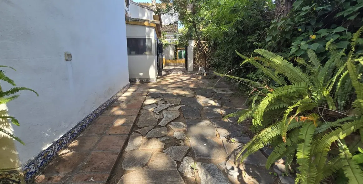 Sale of detached villa in Calahonda 37