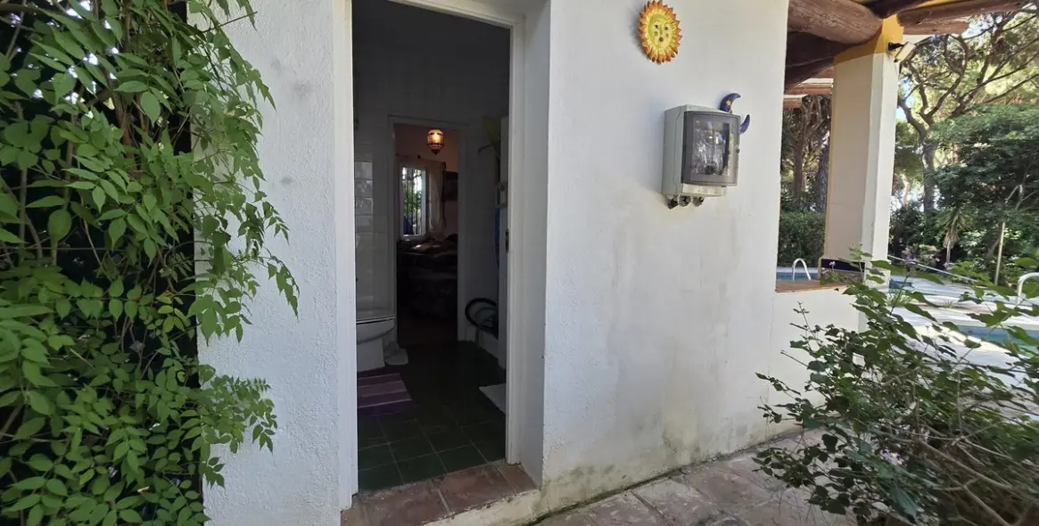 Sale of detached villa in Calahonda 38