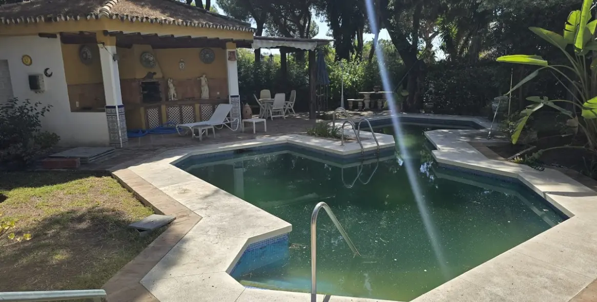 Sale of detached villa in Calahonda 39