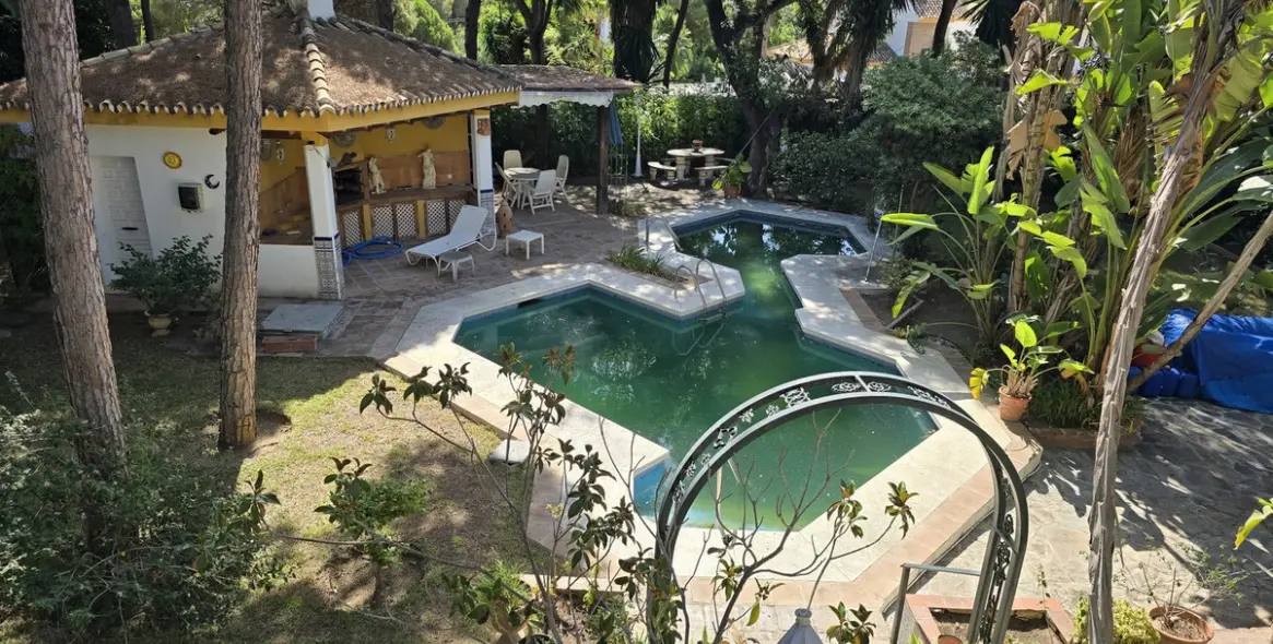 Sale of detached villa in Calahonda 40