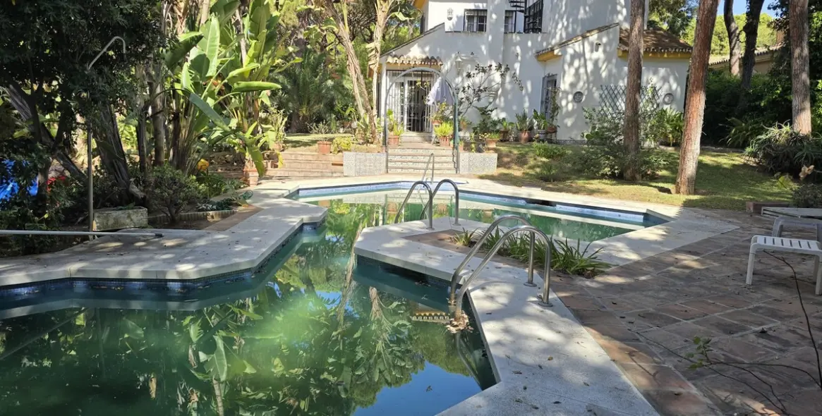 Sale of detached villa in Calahonda 43