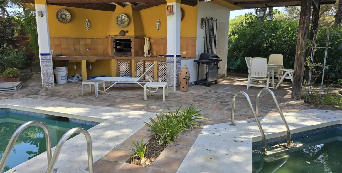 Sale of detached villa in Calahonda 44