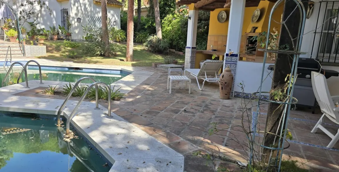 Sale of detached villa in Calahonda 45