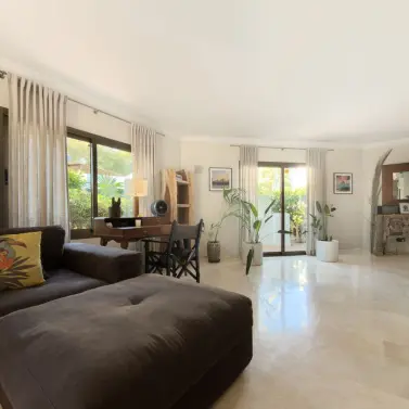 Продажа апартаментов на первом этаже в Elviria