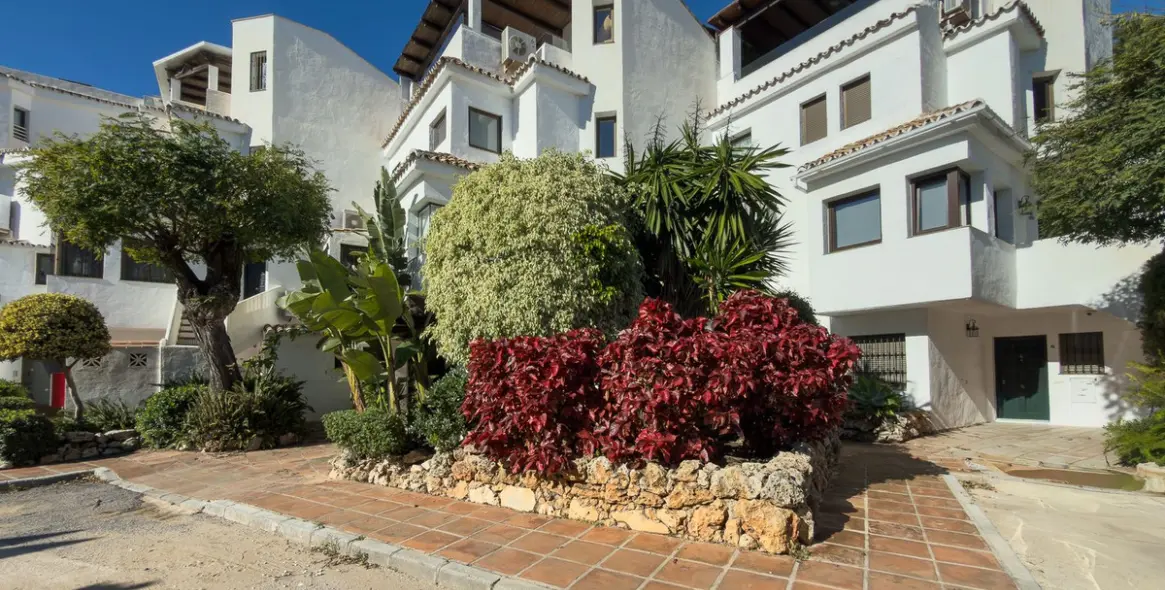 Sale of ground floor apartment in Elviria 36