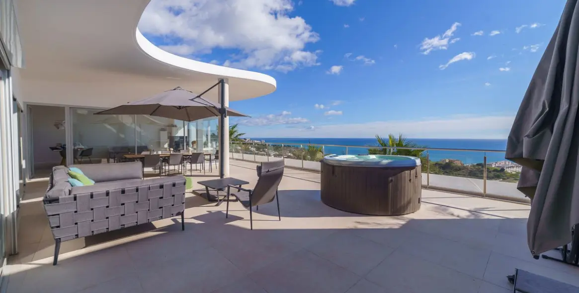 Sale of penthouse in Higueron 18