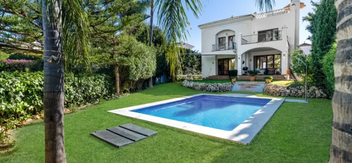 Продажа  отдельно стоящей виллы в Estepona 0