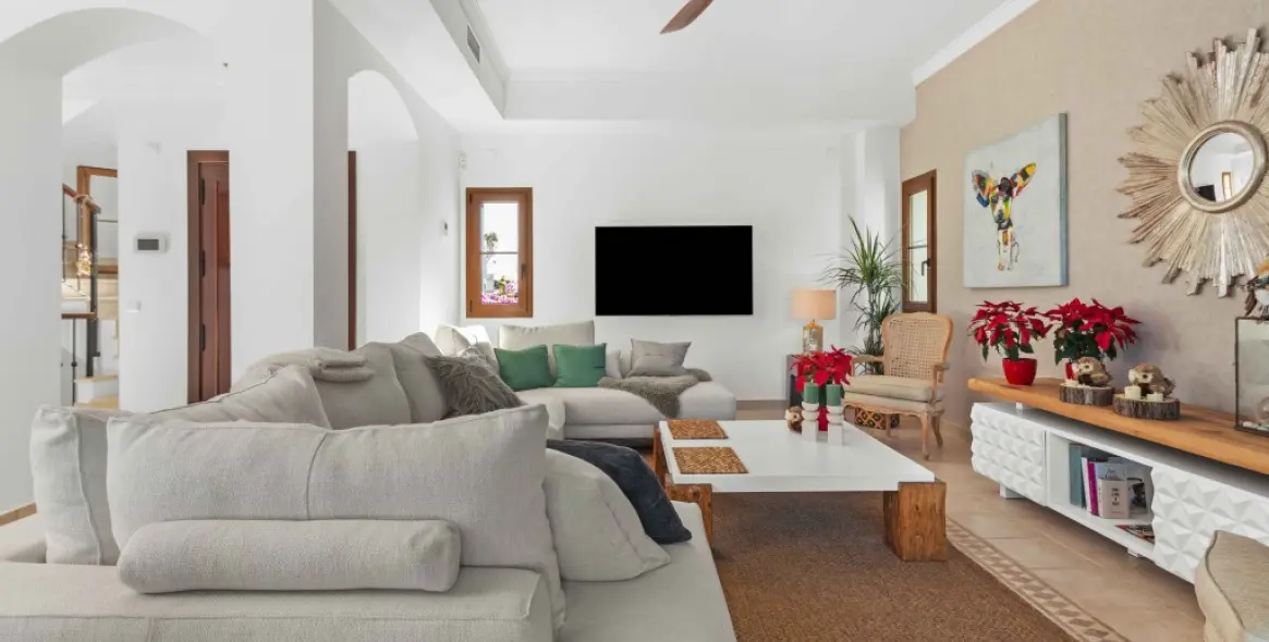 Продажа  отдельно стоящей виллы в Estepona 3