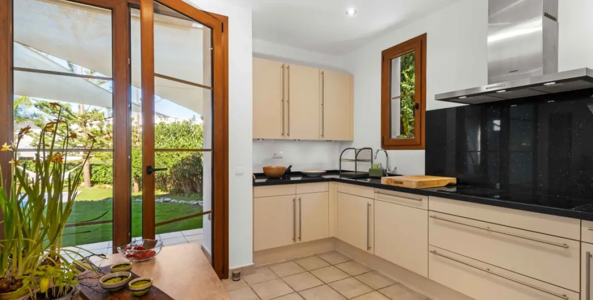 Продажа  отдельно стоящей виллы в Estepona 6