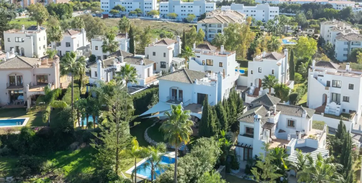 Продажа  отдельно стоящей виллы в Estepona 15