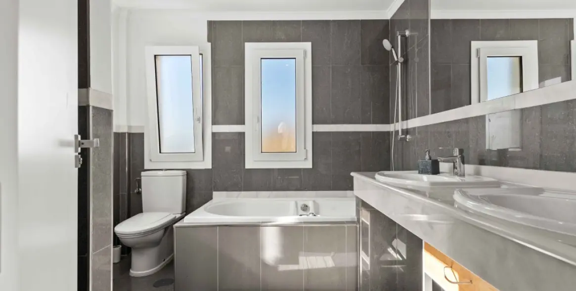 Продажа  отдельно стоящей виллы в Estepona 18