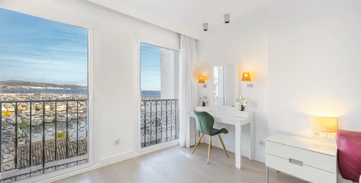 Venta de ático en Puerto Banús 50