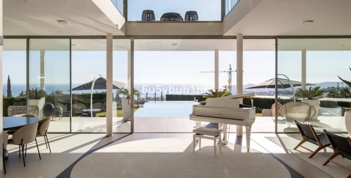 Sale of detached villa in Benalmadena 1