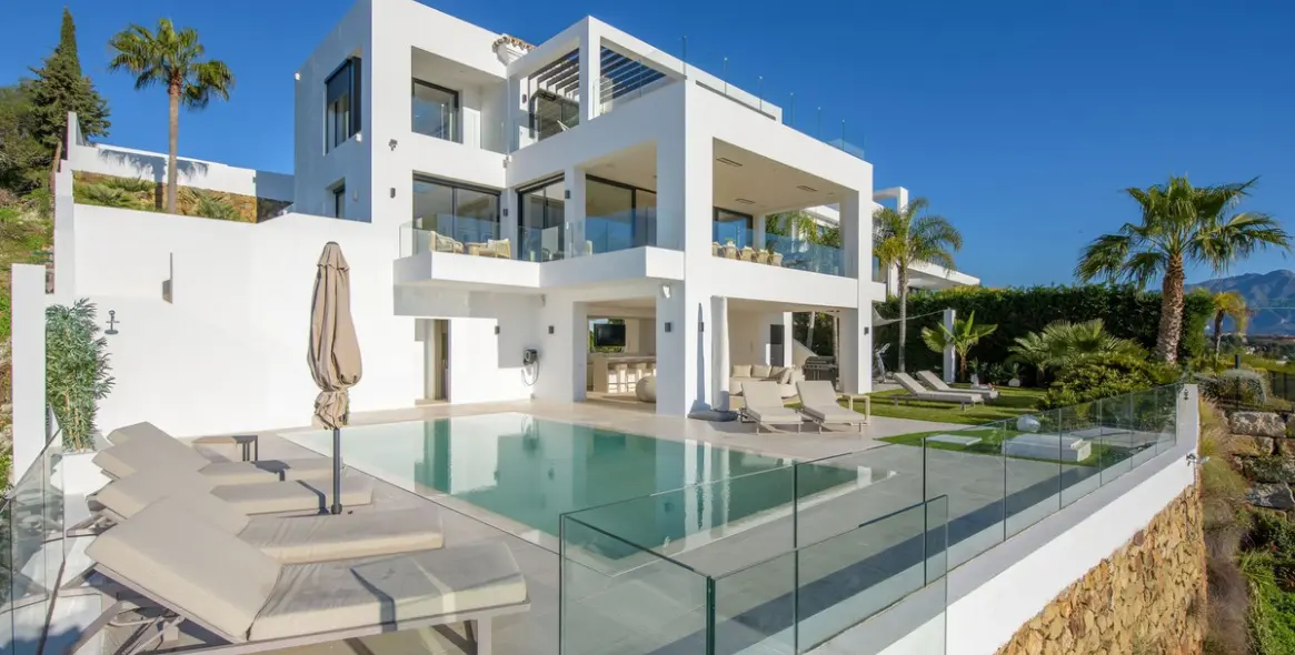 Продажа  отдельно стоящей виллы в El Paraiso 1