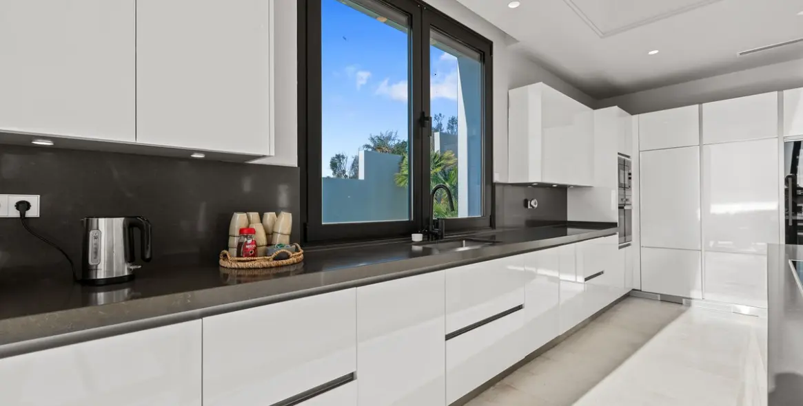 Продажа  отдельно стоящей виллы в El Paraiso 10