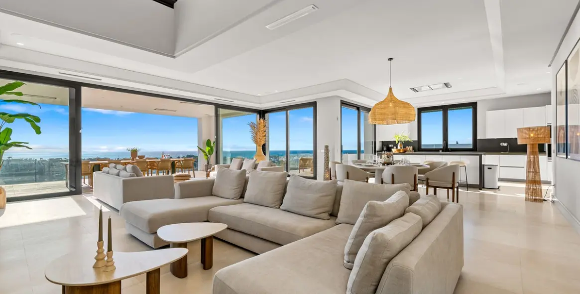 Sale of detached villa in El Paraiso 3