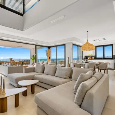 Sale of detached villa in El Paraiso