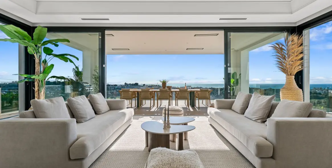 Sale of detached villa in El Paraiso 5