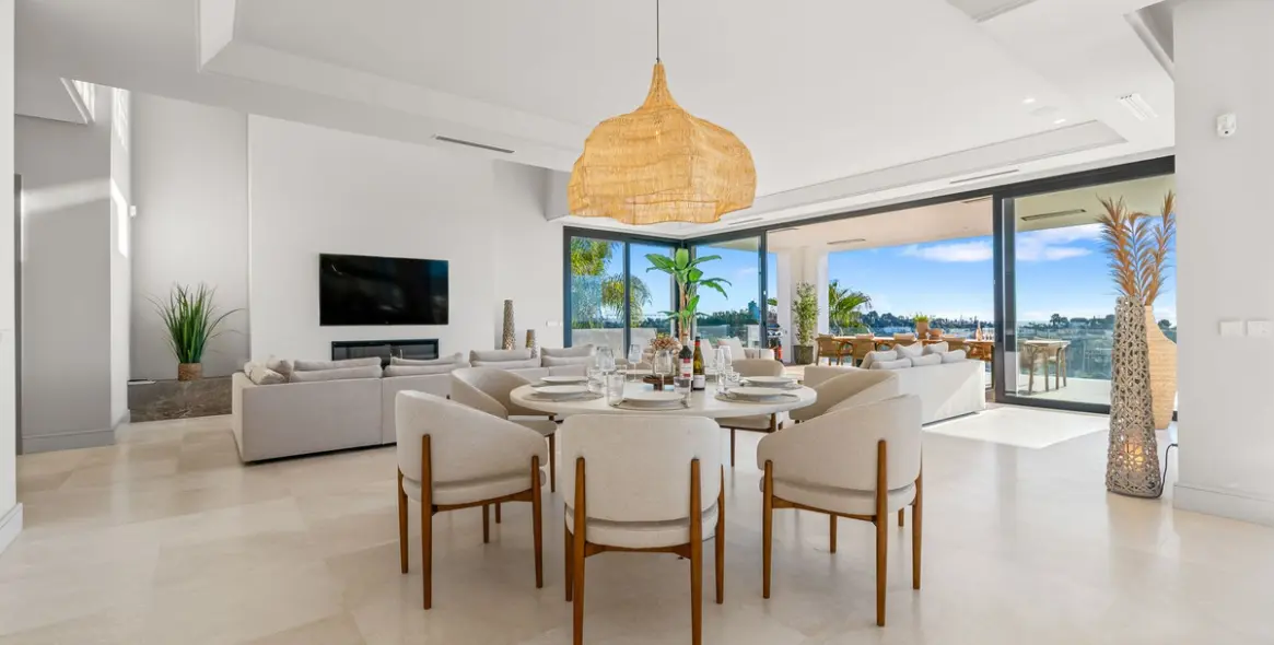 Sale of detached villa in El Paraiso 6