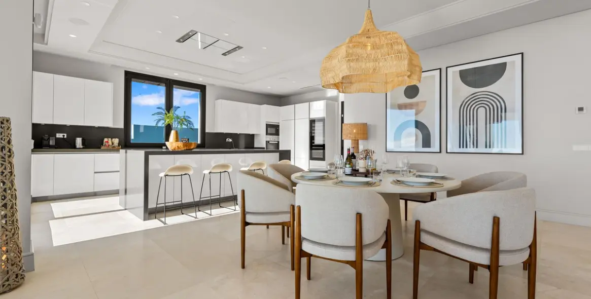 Sale of detached villa in El Paraiso 9