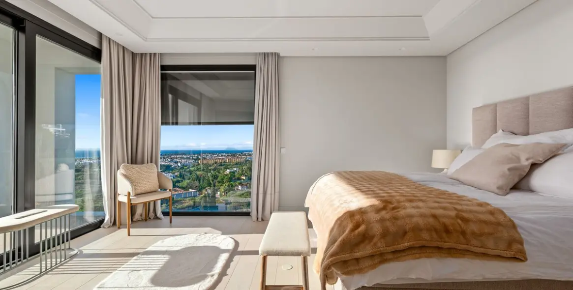 Sale of detached villa in El Paraiso 13