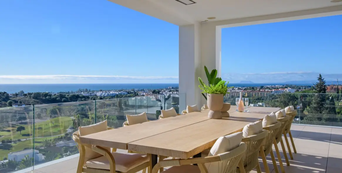 Sale of detached villa in El Paraiso 31