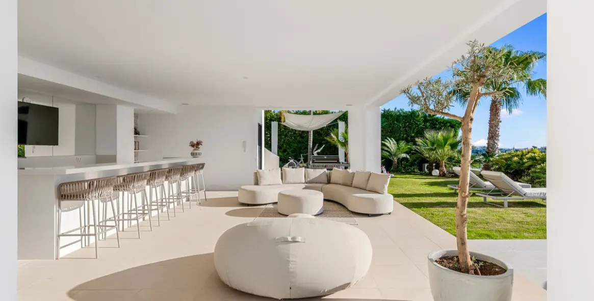 Sale of detached villa in El Paraiso 35