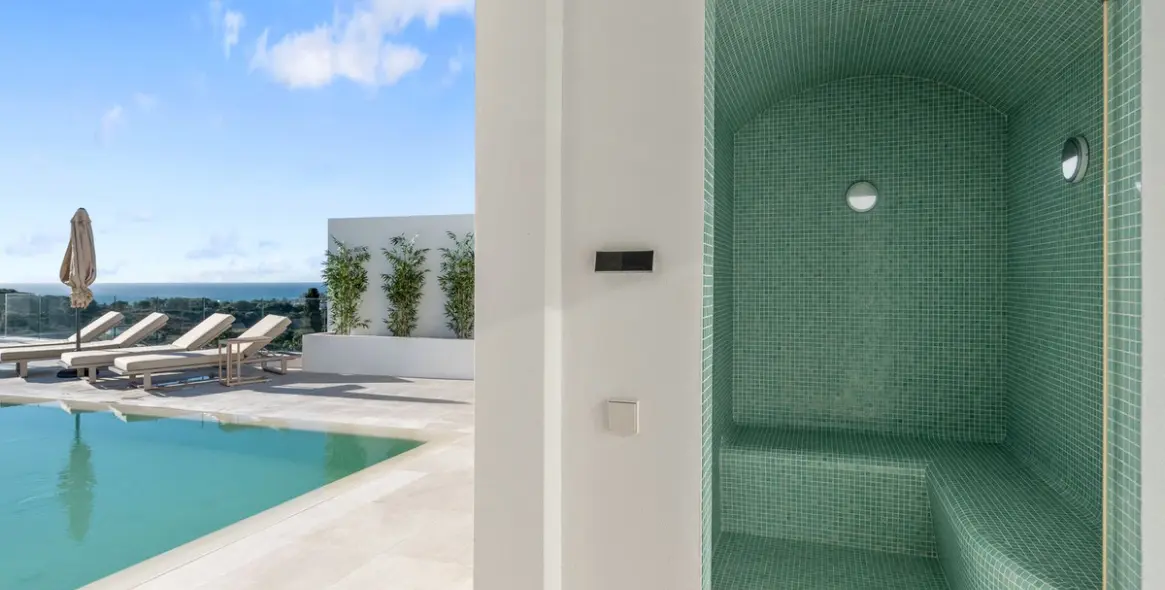 Sale of detached villa in El Paraiso 38