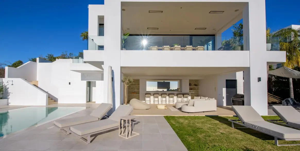 Sale of detached villa in El Paraiso 41
