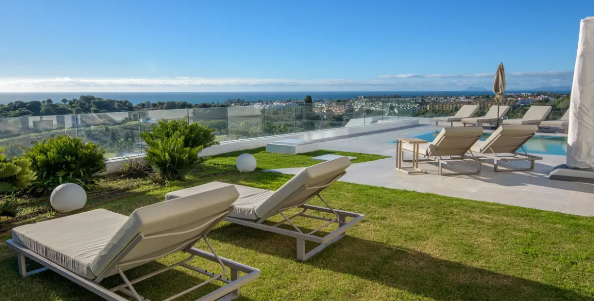 Sale of detached villa in El Paraiso 46