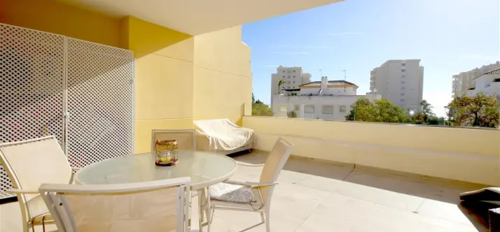 Alquiler a corto plazo de apartamento en planta media en Estepona 0