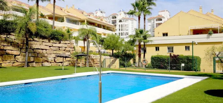 Alquiler a corto plazo de apartamento en planta media en Estepona 1