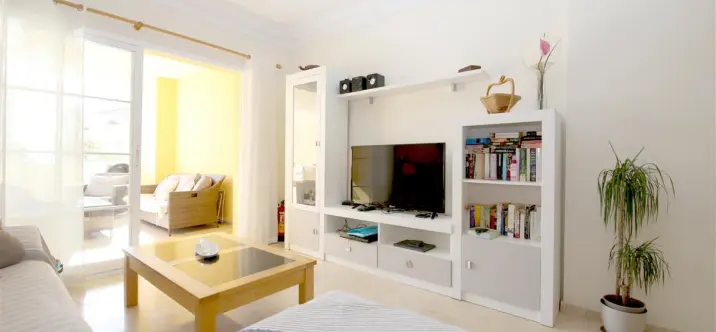 Alquiler a corto plazo de apartamento en planta media en Estepona 2