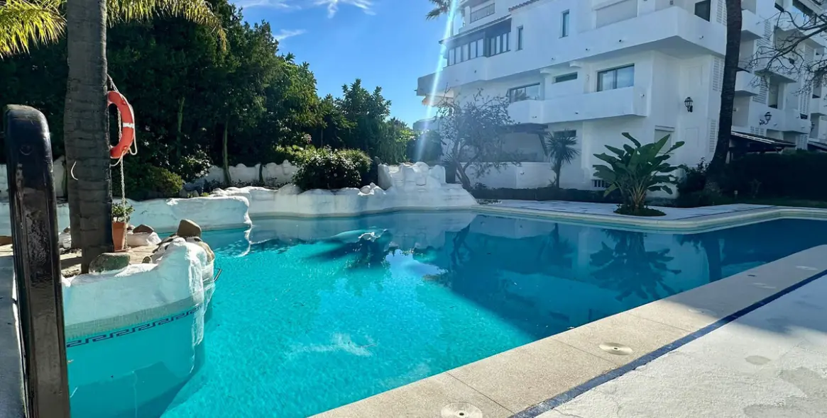 Долгосрочная аренда апартаментов на среднем этаже в Puerto Banús 48