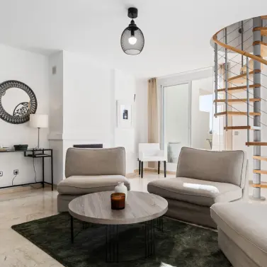 Alquiler a largo plazo de apartamento en planta media en Los Arqueros
