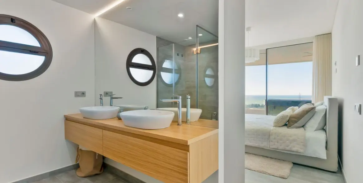 Sale of middle floor apartment in Higueron 12