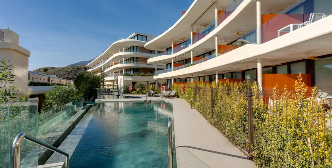 Sale of middle floor apartment in Higueron 18