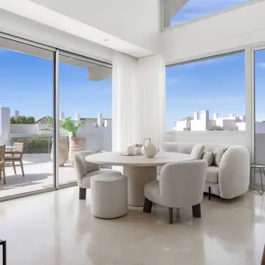 Sale of penthouse in Benahavís