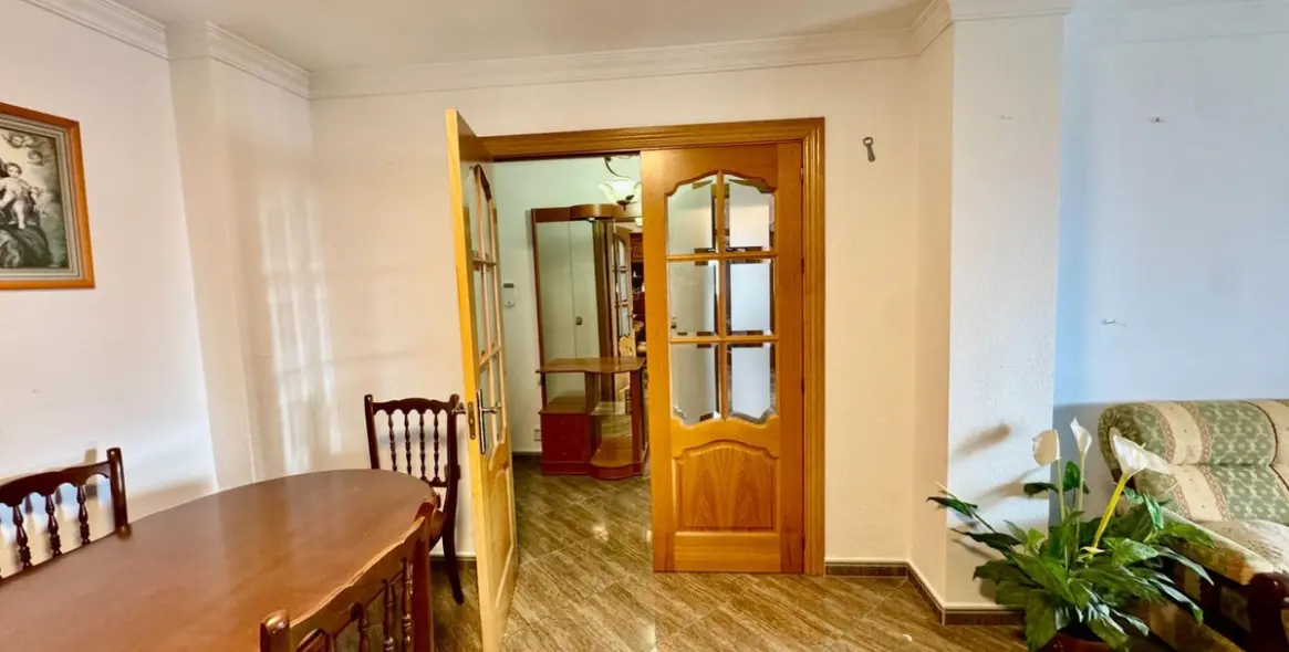 Sale of middle floor apartment in Málaga 28