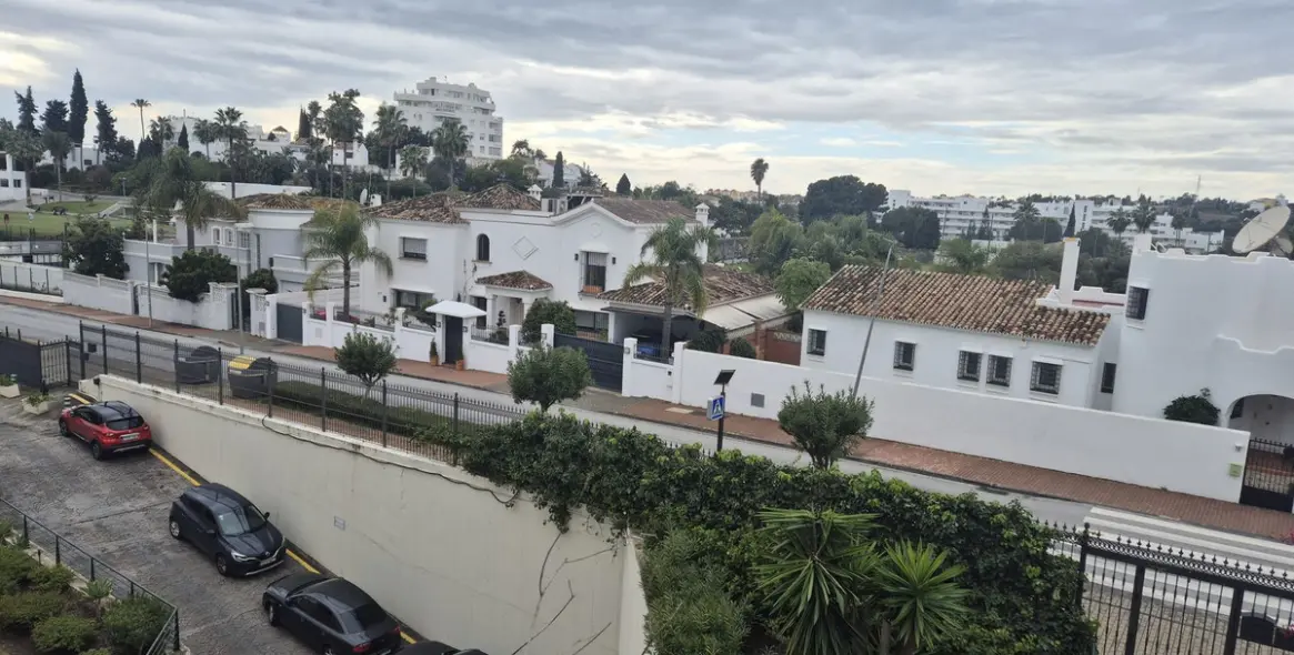 Sale of middle floor apartment in Guadalmina Alta 6