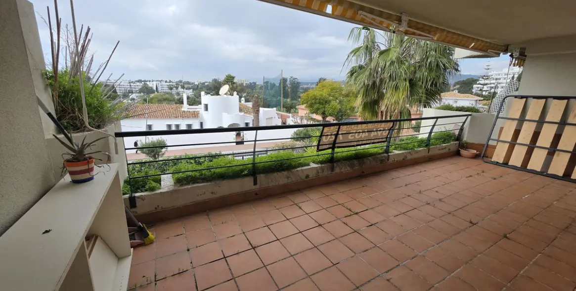 Sale of middle floor apartment in Guadalmina Alta 11