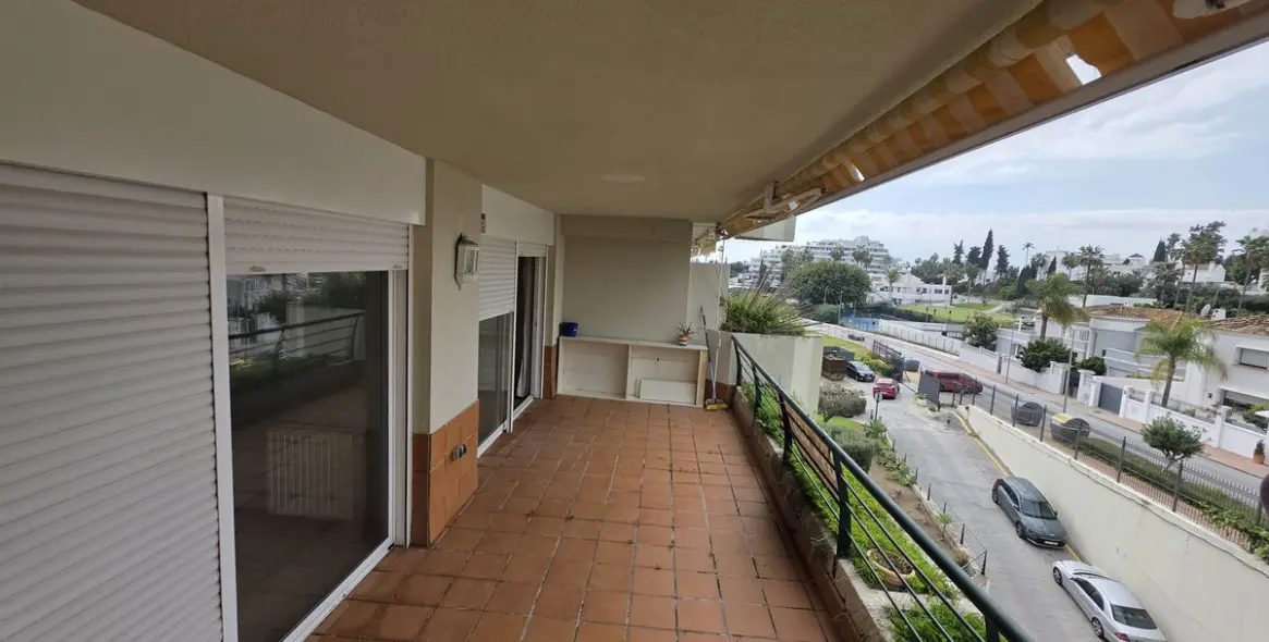 Sale of middle floor apartment in Guadalmina Alta 15