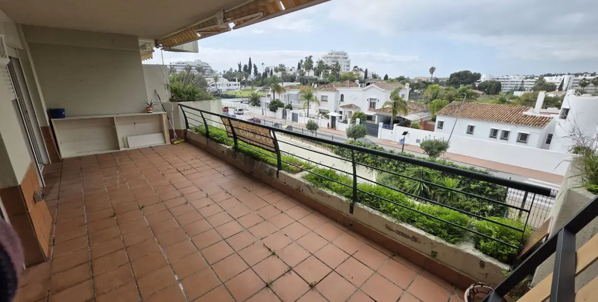 Sale of middle floor apartment in Guadalmina Alta 16