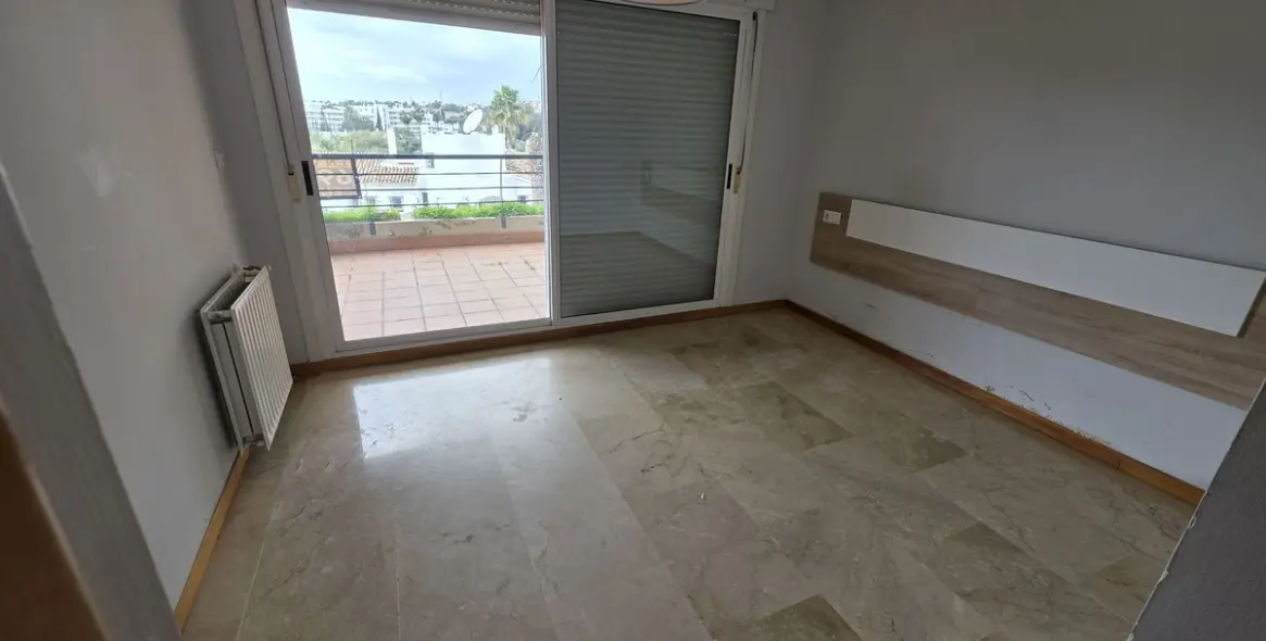 Sale of middle floor apartment in Guadalmina Alta 25