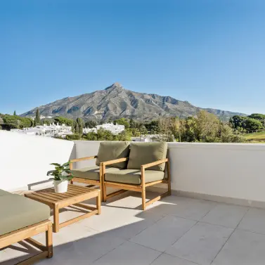 Sale of middle floor apartment in Nueva Andalucía