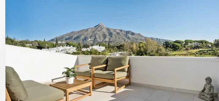 Sale of middle floor apartment in Nueva Andalucía 0