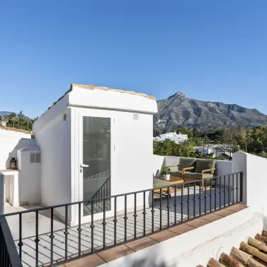 Sale of middle floor apartment in Nueva Andalucía