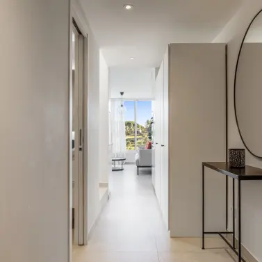 Sale of middle floor apartment in Nueva Andalucía