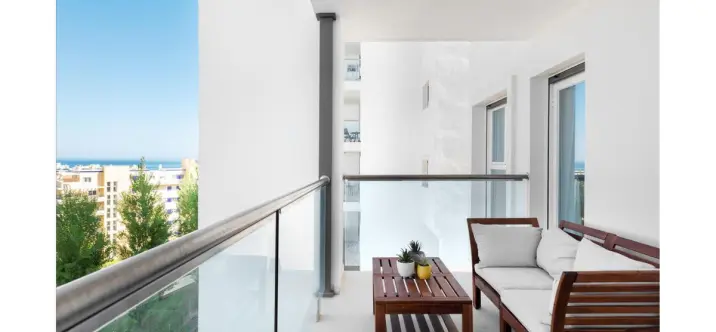 Продажа апартаментов на среднем этаже в Estepona 0