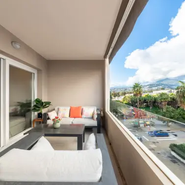 Sale of middle floor apartment in Nueva Andalucía